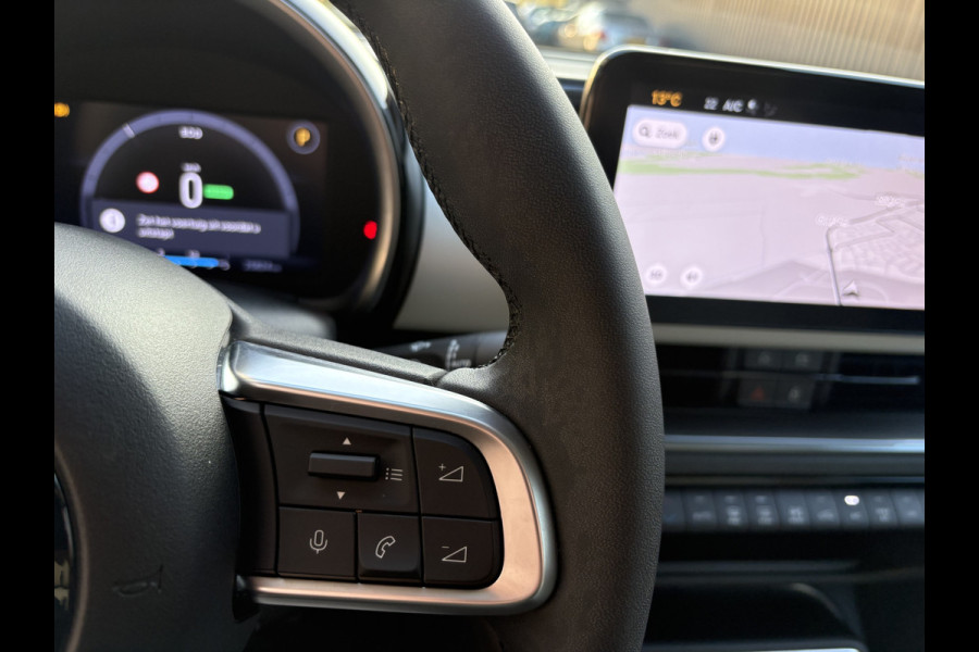 Fiat 600E La Prima 54 kWh Achteruitrijcamera - Apple carplay - Airco - Draadloze telefoonlader - Parkeersensoren - Navigatie - Licht metalen velgen 18 inch - Stoelverwarming - Voorstoelen met massagefunctie - Led verlichting - Mistlampen - Stuur multifunctioneel - Bluetooth - Cruise control - Dodehoekdetectie - Elektrische ramen - Extra getint glas achter - Keyless start/entry