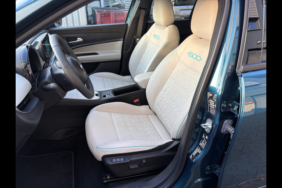 Fiat 600E La Prima 54 kWh Achteruitrijcamera - Apple carplay - Airco - Draadloze telefoonlader - Parkeersensoren - Navigatie - Licht metalen velgen 18 inch - Stoelverwarming - Voorstoelen met massagefunctie - Led verlichting - Mistlampen - Stuur multifunctioneel - Bluetooth - Cruise control - Dodehoekdetectie - Elektrische ramen - Extra getint glas achter - Keyless start/entry