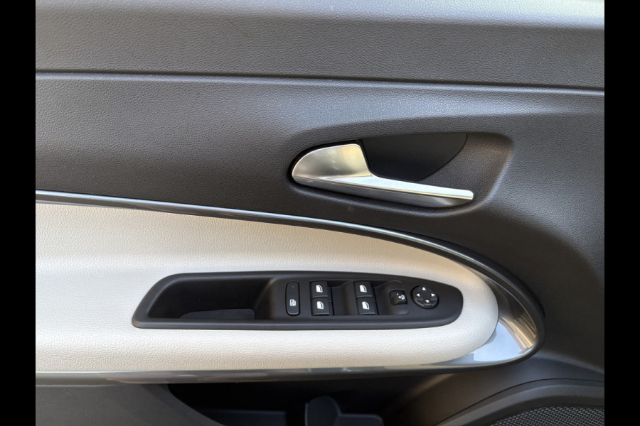 Fiat 600E La Prima 54 kWh Achteruitrijcamera - Apple carplay - Airco - Draadloze telefoonlader - Parkeersensoren - Navigatie - Licht metalen velgen 18 inch - Stoelverwarming - Voorstoelen met massagefunctie - Led verlichting - Mistlampen - Stuur multifunctioneel - Bluetooth - Cruise control - Dodehoekdetectie - Elektrische ramen - Extra getint glas achter - Keyless start/entry
