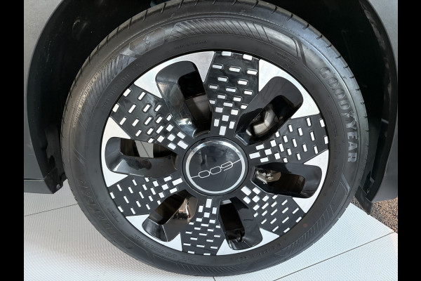 Fiat 600E La Prima 54 kWh Achteruitrijcamera - Apple carplay - Airco - Draadloze telefoonlader - Parkeersensoren - Navigatie - Licht metalen velgen 18 inch - Stoelverwarming - Voorstoelen met massagefunctie - Led verlichting - Mistlampen - Stuur multifunctioneel - Bluetooth - Cruise control - Dodehoekdetectie - Elektrische ramen - Extra getint glas achter - Keyless start/entry