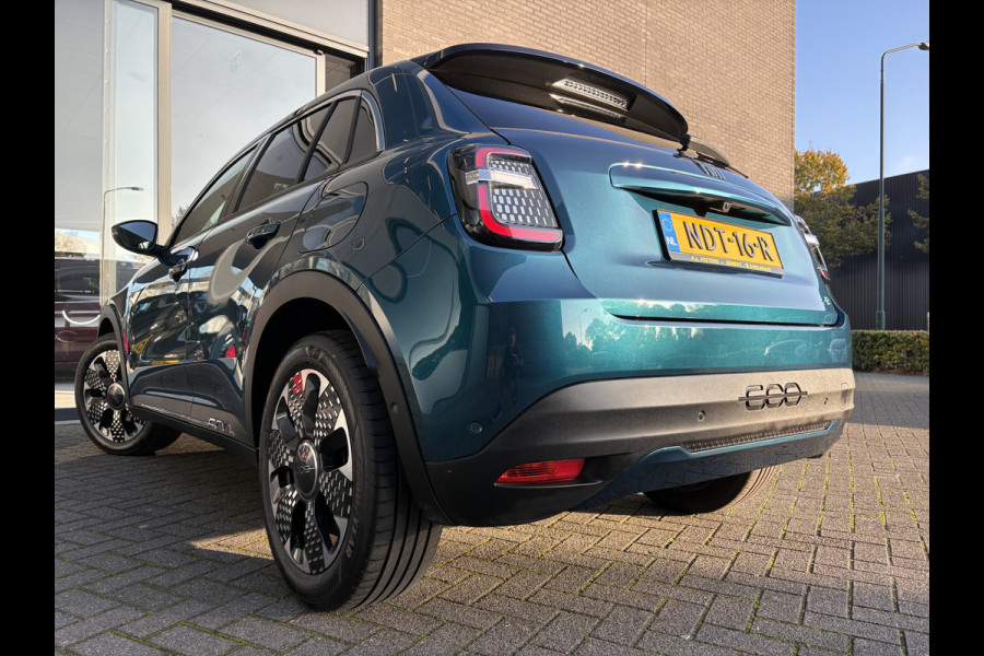 Fiat 600E La Prima 54 kWh Achteruitrijcamera - Apple carplay - Airco - Draadloze telefoonlader - Parkeersensoren - Navigatie - Licht metalen velgen 18 inch - Stoelverwarming - Voorstoelen met massagefunctie - Led verlichting - Mistlampen - Stuur multifunctioneel - Bluetooth - Cruise control - Dodehoekdetectie - Elektrische ramen - Extra getint glas achter - Keyless start/entry