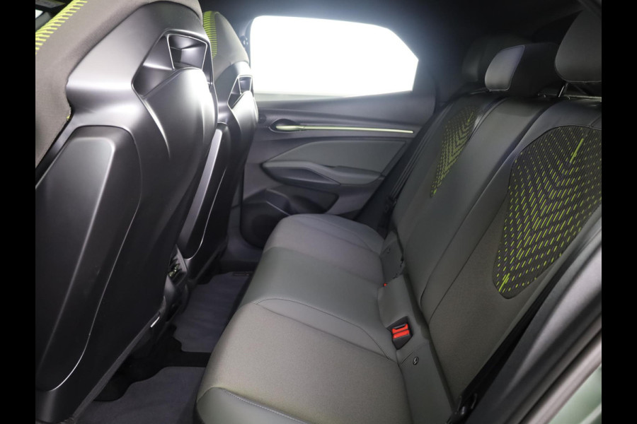 CUPRA Raval VZ Rebel 56 kWh Panoramadak | Elektrisch verstelbare voorstoel | Travel Assist | Parkeercamera |
