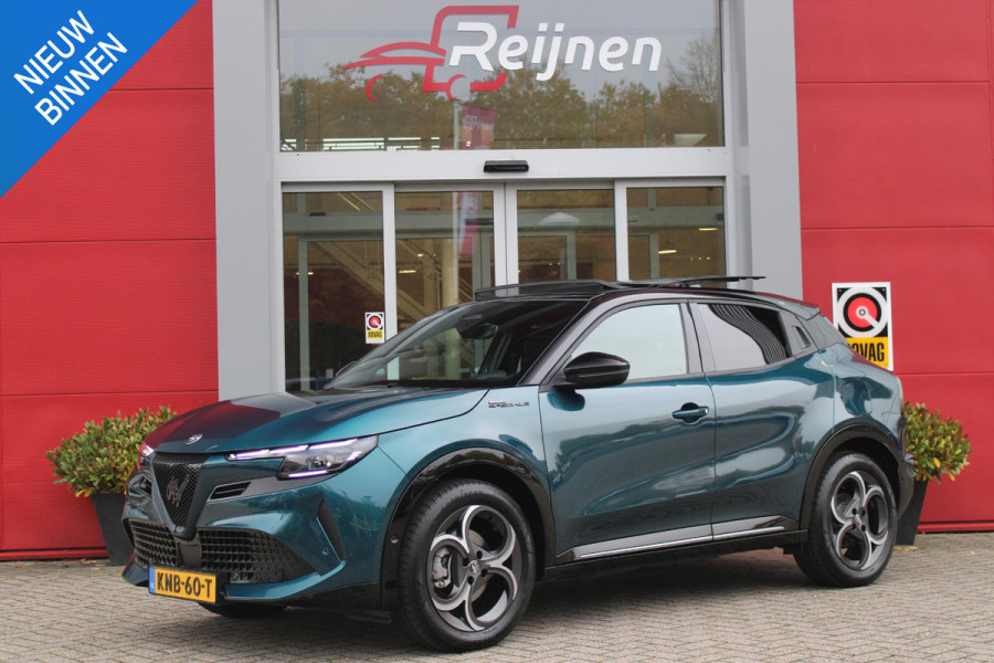 Alfa Romeo junior ELETTRICA SPORT SPECIALE 156PK 54 kWh | PANORAMA SCHUIF/KANTEL DAK | TECHNO PACK: (LED MATRIX KOPLAMPEN, DRAADLOZE TELEFOONLADER, DODEHOEK DETECTIE, PARKEERSENSOREN VOOR ACHTER EN ZIJKANT, NAVIGATIE, ELEKTRISCH BEDIENBARE ACHTERKLEP, KEYLESS ENTRY, ADAPTIVE CRUISE CONTROL, ACHTERUITRIJ CAMERA) | SPORT SPECIALE BEKLEDING MET ALCANTARA | WAMRTEPOMP! | VERWARMBARE VOORSTOELEN | VERWARMBARE VOORRUIT | NAVIGLI BLUE MET ZWART DAK | 18" LICHTMETALEN VELGEN "FOGRI" | GRILL "LEGGENDA" | 100 KW DC SNELLADER | 3-FASE | ELEKTRISCH VERSTELBARE BESTUURDERSSTOEL MET MASSAGE FNCTIE |