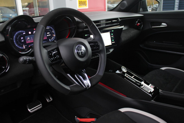 Alfa Romeo junior ELETTRICA SPORT SPECIALE 156PK 54 kWh | PANORAMA SCHUIF/KANTEL DAK | TECHNO PACK: (LED MATRIX KOPLAMPEN, DRAADLOZE TELEFOONLADER, DODEHOEK DETECTIE, PARKEERSENSOREN VOOR ACHTER EN ZIJKANT, NAVIGATIE, ELEKTRISCH BEDIENBARE ACHTERKLEP, KEYLESS ENTRY, ADAPTIVE CRUISE CONTROL, ACHTERUITRIJ CAMERA) | SPORT SPECIALE BEKLEDING MET ALCANTARA | WAMRTEPOMP! | VERWARMBARE VOORSTOELEN | VERWARMBARE VOORRUIT | NAVIGLI BLUE MET ZWART DAK | 18" LICHTMETALEN VELGEN "FOGRI" | GRILL "LEGGENDA" | 100 KW DC SNELLADER | 3-FASE | ELEKTRISCH VERSTELBARE BESTUURDERSSTOEL MET MASSAGE FNCTIE |