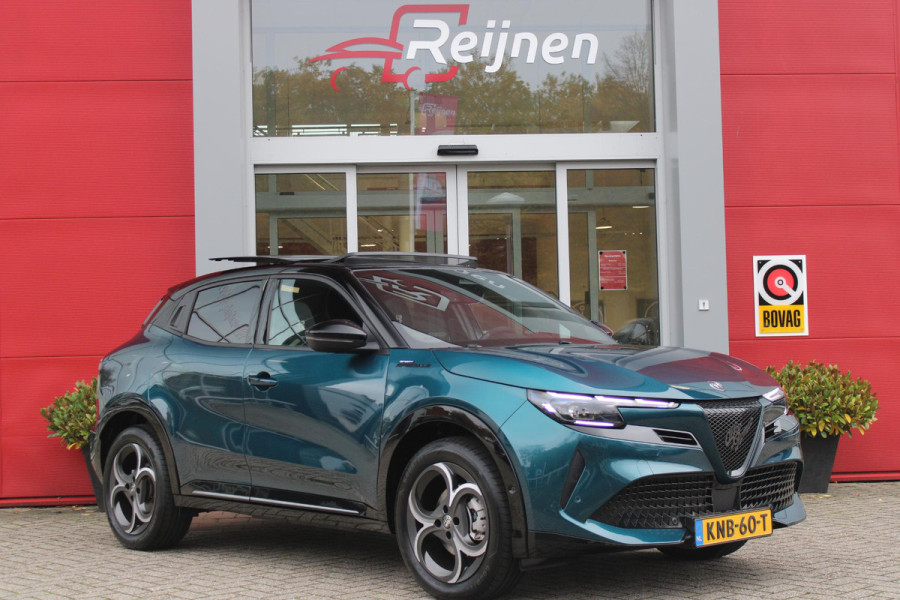 Alfa Romeo junior ELETTRICA SPORT SPECIALE 156PK 54 kWh | PANORAMA SCHUIF/KANTEL DAK | TECHNO PACK: (LED MATRIX KOPLAMPEN, DRAADLOZE TELEFOONLADER, DODEHOEK DETECTIE, PARKEERSENSOREN VOOR ACHTER EN ZIJKANT, NAVIGATIE, ELEKTRISCH BEDIENBARE ACHTERKLEP, KEYLESS ENTRY, ADAPTIVE CRUISE CONTROL, ACHTERUITRIJ CAMERA) | SPORT SPECIALE BEKLEDING MET ALCANTARA | WAMRTEPOMP! | VERWARMBARE VOORSTOELEN | VERWARMBARE VOORRUIT | NAVIGLI BLUE MET ZWART DAK | 18" LICHTMETALEN VELGEN "FOGRI" | GRILL "LEGGENDA" | 100 KW DC SNELLADER | 3-FASE | ELEKTRISCH VERSTELBARE BESTUURDERSSTOEL MET MASSAGE FNCTIE |