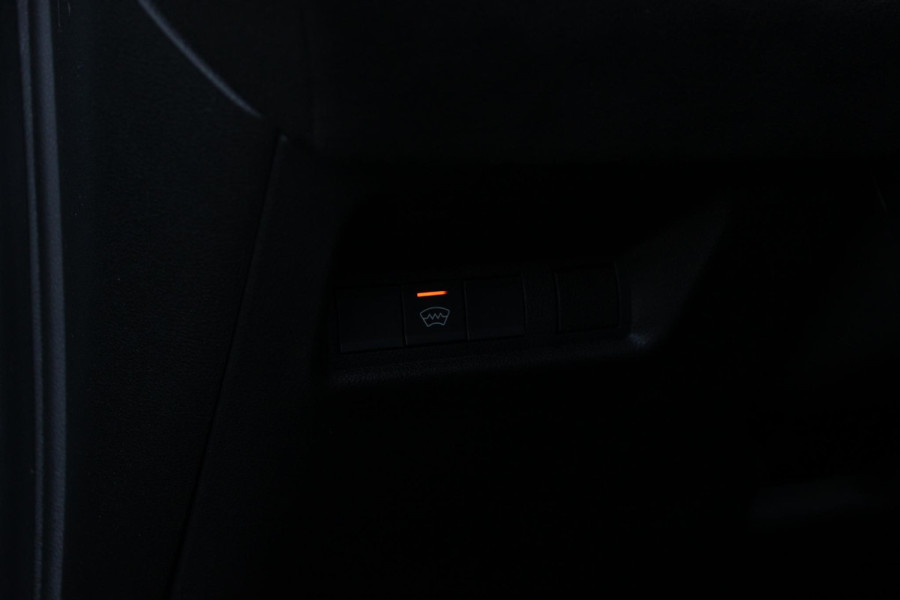 Alfa Romeo junior ELETTRICA SPORT SPECIALE 156PK 54 kWh | PANORAMA SCHUIF/KANTEL DAK | TECHNO PACK: (LED MATRIX KOPLAMPEN, DRAADLOZE TELEFOONLADER, DODEHOEK DETECTIE, PARKEERSENSOREN VOOR ACHTER EN ZIJKANT, NAVIGATIE, ELEKTRISCH BEDIENBARE ACHTERKLEP, KEYLESS ENTRY, ADAPTIVE CRUISE CONTROL, ACHTERUITRIJ CAMERA) | SPORT SPECIALE BEKLEDING MET ALCANTARA | WAMRTEPOMP! | VERWARMBARE VOORSTOELEN | VERWARMBARE VOORRUIT | NAVIGLI BLUE MET ZWART DAK | 18" LICHTMETALEN VELGEN "FOGRI" | GRILL "LEGGENDA" | 100 KW DC SNELLADER | 3-FASE | ELEKTRISCH VERSTELBARE BESTUURDERSSTOEL MET MASSAGE FNCTIE |