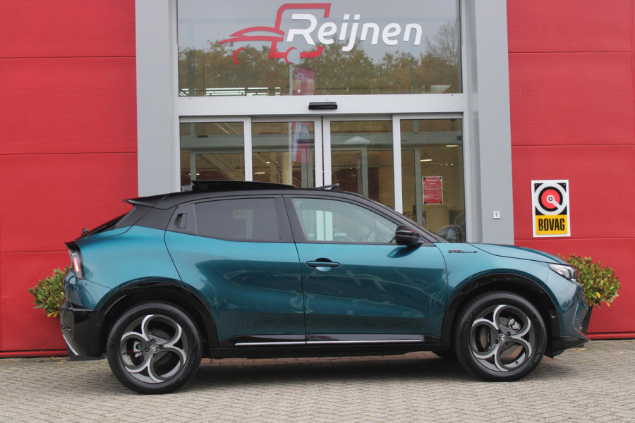 Alfa Romeo junior ELETTRICA SPORT SPECIALE 156PK 54 kWh | PANORAMA SCHUIF/KANTEL DAK | TECHNO PACK: (LED MATRIX KOPLAMPEN, DRAADLOZE TELEFOONLADER, DODEHOEK DETECTIE, PARKEERSENSOREN VOOR ACHTER EN ZIJKANT, NAVIGATIE, ELEKTRISCH BEDIENBARE ACHTERKLEP, KEYLESS ENTRY, ADAPTIVE CRUISE CONTROL, ACHTERUITRIJ CAMERA) | SPORT SPECIALE BEKLEDING MET ALCANTARA | WAMRTEPOMP! | VERWARMBARE VOORSTOELEN | VERWARMBARE VOORRUIT | NAVIGLI BLUE MET ZWART DAK | 18" LICHTMETALEN VELGEN "FOGRI" | GRILL "LEGGENDA" | 100 KW DC SNELLADER | 3-FASE | ELEKTRISCH VERSTELBARE BESTUURDERSSTOEL MET MASSAGE FNCTIE |