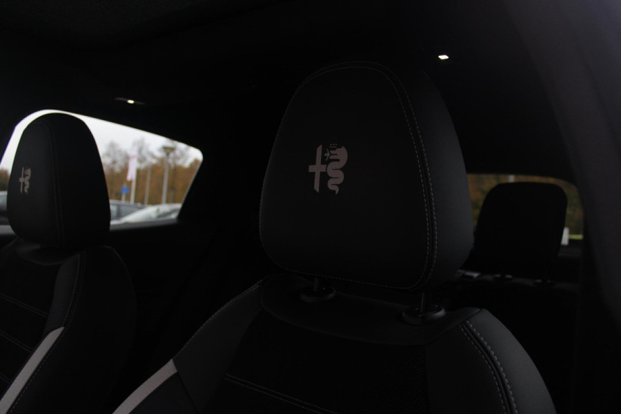 Alfa Romeo junior ELETTRICA SPORT SPECIALE 156PK 54 kWh | PANORAMA SCHUIF/KANTEL DAK | TECHNO PACK: (LED MATRIX KOPLAMPEN, DRAADLOZE TELEFOONLADER, DODEHOEK DETECTIE, PARKEERSENSOREN VOOR ACHTER EN ZIJKANT, NAVIGATIE, ELEKTRISCH BEDIENBARE ACHTERKLEP, KEYLESS ENTRY, ADAPTIVE CRUISE CONTROL, ACHTERUITRIJ CAMERA) | SPORT SPECIALE BEKLEDING MET ALCANTARA | WAMRTEPOMP! | VERWARMBARE VOORSTOELEN | VERWARMBARE VOORRUIT | NAVIGLI BLUE MET ZWART DAK | 18" LICHTMETALEN VELGEN "FOGRI" | GRILL "LEGGENDA" | 100 KW DC SNELLADER | 3-FASE | ELEKTRISCH VERSTELBARE BESTUURDERSSTOEL MET MASSAGE FNCTIE |