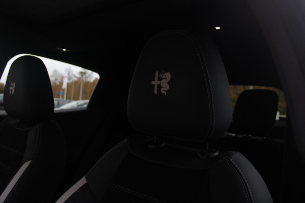 Alfa Romeo junior ELETTRICA SPORT SPECIALE 156PK 54 kWh | PANORAMA SCHUIF/KANTEL DAK | TECHNO PACK: (LED MATRIX KOPLAMPEN, DRAADLOZE TELEFOONLADER, DODEHOEK DETECTIE, PARKEERSENSOREN VOOR ACHTER EN ZIJKANT, NAVIGATIE, ELEKTRISCH BEDIENBARE ACHTERKLEP, KEYLESS ENTRY, ADAPTIVE CRUISE CONTROL, ACHTERUITRIJ CAMERA) | SPORT SPECIALE BEKLEDING MET ALCANTARA | WAMRTEPOMP! | VERWARMBARE VOORSTOELEN | VERWARMBARE VOORRUIT | NAVIGLI BLUE MET ZWART DAK | 18" LICHTMETALEN VELGEN "FOGRI" | GRILL "LEGGENDA" | 100 KW DC SNELLADER | 3-FASE | ELEKTRISCH VERSTELBARE BESTUURDERSSTOEL MET MASSAGE FNCTIE |