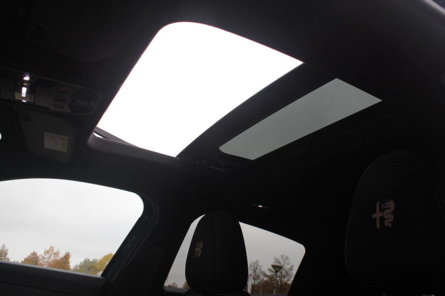 Alfa Romeo junior ELETTRICA SPORT SPECIALE 156PK 54 kWh | PANORAMA SCHUIF/KANTEL DAK | TECHNO PACK: (LED MATRIX KOPLAMPEN, DRAADLOZE TELEFOONLADER, DODEHOEK DETECTIE, PARKEERSENSOREN VOOR ACHTER EN ZIJKANT, NAVIGATIE, ELEKTRISCH BEDIENBARE ACHTERKLEP, KEYLESS ENTRY, ADAPTIVE CRUISE CONTROL, ACHTERUITRIJ CAMERA) | SPORT SPECIALE BEKLEDING MET ALCANTARA | WAMRTEPOMP! | VERWARMBARE VOORSTOELEN | VERWARMBARE VOORRUIT | NAVIGLI BLUE MET ZWART DAK | 18" LICHTMETALEN VELGEN "FOGRI" | GRILL "LEGGENDA" | 100 KW DC SNELLADER | 3-FASE | ELEKTRISCH VERSTELBARE BESTUURDERSSTOEL MET MASSAGE FNCTIE |
