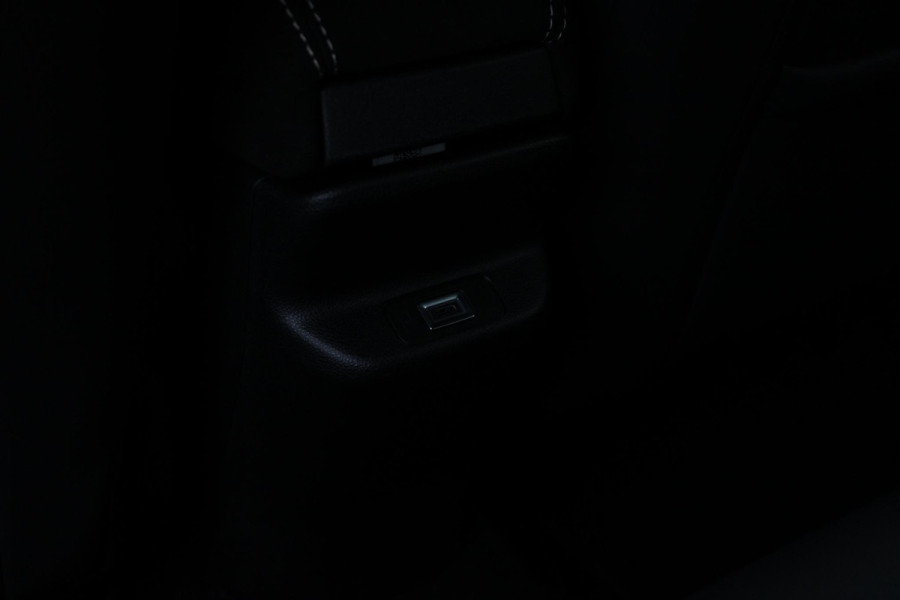 Alfa Romeo junior ELETTRICA SPORT SPECIALE 156PK 54 kWh | PANORAMA SCHUIF/KANTEL DAK | TECHNO PACK: (LED MATRIX KOPLAMPEN, DRAADLOZE TELEFOONLADER, DODEHOEK DETECTIE, PARKEERSENSOREN VOOR ACHTER EN ZIJKANT, NAVIGATIE, ELEKTRISCH BEDIENBARE ACHTERKLEP, KEYLESS ENTRY, ADAPTIVE CRUISE CONTROL, ACHTERUITRIJ CAMERA) | SPORT SPECIALE BEKLEDING MET ALCANTARA | WAMRTEPOMP! | VERWARMBARE VOORSTOELEN | VERWARMBARE VOORRUIT | NAVIGLI BLUE MET ZWART DAK | 18" LICHTMETALEN VELGEN "FOGRI" | GRILL "LEGGENDA" | 100 KW DC SNELLADER | 3-FASE | ELEKTRISCH VERSTELBARE BESTUURDERSSTOEL MET MASSAGE FNCTIE |