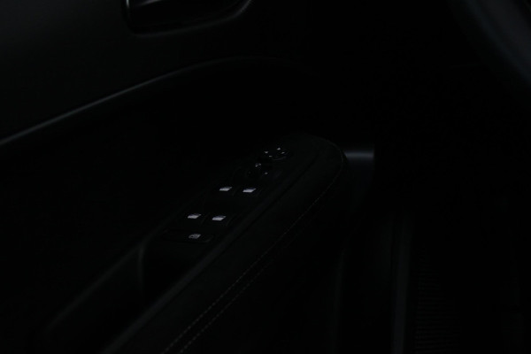 Alfa Romeo junior ELETTRICA SPORT SPECIALE 156PK 54 kWh | PANORAMA SCHUIF/KANTEL DAK | TECHNO PACK: (LED MATRIX KOPLAMPEN, DRAADLOZE TELEFOONLADER, DODEHOEK DETECTIE, PARKEERSENSOREN VOOR ACHTER EN ZIJKANT, NAVIGATIE, ELEKTRISCH BEDIENBARE ACHTERKLEP, KEYLESS ENTRY, ADAPTIVE CRUISE CONTROL, ACHTERUITRIJ CAMERA) | SPORT SPECIALE BEKLEDING MET ALCANTARA | WAMRTEPOMP! | VERWARMBARE VOORSTOELEN | VERWARMBARE VOORRUIT | NAVIGLI BLUE MET ZWART DAK | 18" LICHTMETALEN VELGEN "FOGRI" | GRILL "LEGGENDA" | 100 KW DC SNELLADER | 3-FASE | ELEKTRISCH VERSTELBARE BESTUURDERSSTOEL MET MASSAGE FNCTIE |