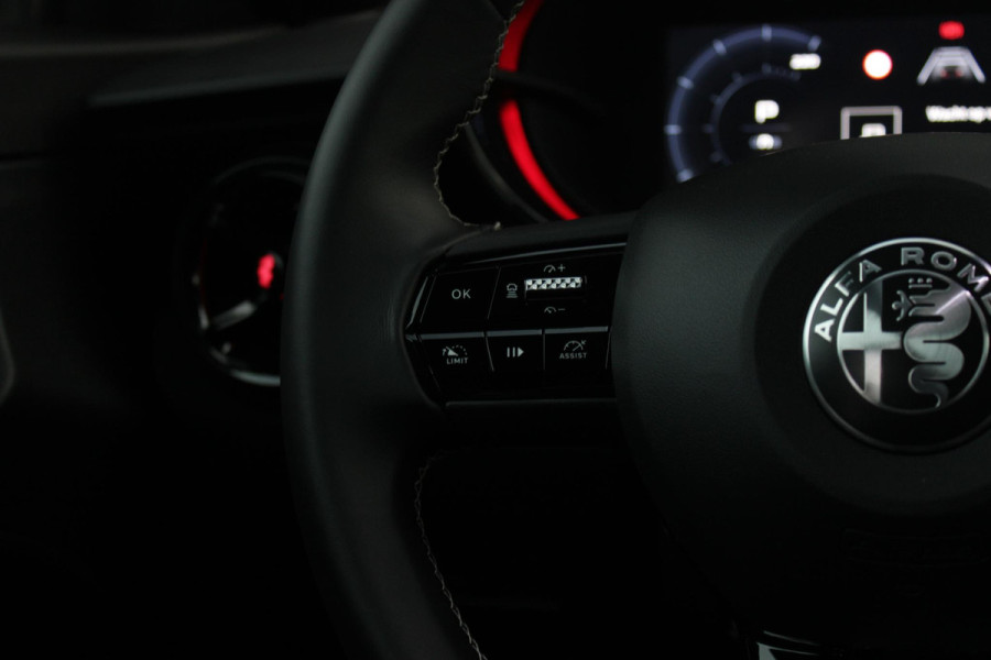Alfa Romeo junior ELETTRICA SPORT SPECIALE 156PK 54 kWh | PANORAMA SCHUIF/KANTEL DAK | TECHNO PACK: (LED MATRIX KOPLAMPEN, DRAADLOZE TELEFOONLADER, DODEHOEK DETECTIE, PARKEERSENSOREN VOOR ACHTER EN ZIJKANT, NAVIGATIE, ELEKTRISCH BEDIENBARE ACHTERKLEP, KEYLESS ENTRY, ADAPTIVE CRUISE CONTROL, ACHTERUITRIJ CAMERA) | SPORT SPECIALE BEKLEDING MET ALCANTARA | WAMRTEPOMP! | VERWARMBARE VOORSTOELEN | VERWARMBARE VOORRUIT | NAVIGLI BLUE MET ZWART DAK | 18" LICHTMETALEN VELGEN "FOGRI" | GRILL "LEGGENDA" | 100 KW DC SNELLADER | 3-FASE | ELEKTRISCH VERSTELBARE BESTUURDERSSTOEL MET MASSAGE FNCTIE |