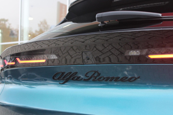 Alfa Romeo junior ELETTRICA SPORT SPECIALE 156PK 54 kWh | PANORAMA SCHUIF/KANTEL DAK | TECHNO PACK: (LED MATRIX KOPLAMPEN, DRAADLOZE TELEFOONLADER, DODEHOEK DETECTIE, PARKEERSENSOREN VOOR ACHTER EN ZIJKANT, NAVIGATIE, ELEKTRISCH BEDIENBARE ACHTERKLEP, KEYLESS ENTRY, ADAPTIVE CRUISE CONTROL, ACHTERUITRIJ CAMERA) | SPORT SPECIALE BEKLEDING MET ALCANTARA | WAMRTEPOMP! | VERWARMBARE VOORSTOELEN | VERWARMBARE VOORRUIT | NAVIGLI BLUE MET ZWART DAK | 18" LICHTMETALEN VELGEN "FOGRI" | GRILL "LEGGENDA" | 100 KW DC SNELLADER | 3-FASE | ELEKTRISCH VERSTELBARE BESTUURDERSSTOEL MET MASSAGE FNCTIE |