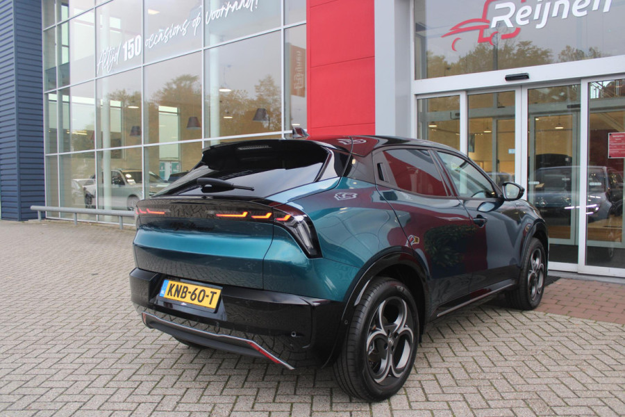 Alfa Romeo junior ELETTRICA SPORT SPECIALE 156PK 54 kWh | PANORAMA SCHUIF/KANTEL DAK | TECHNO PACK: (LED MATRIX KOPLAMPEN, DRAADLOZE TELEFOONLADER, DODEHOEK DETECTIE, PARKEERSENSOREN VOOR ACHTER EN ZIJKANT, NAVIGATIE, ELEKTRISCH BEDIENBARE ACHTERKLEP, KEYLESS ENTRY, ADAPTIVE CRUISE CONTROL, ACHTERUITRIJ CAMERA) | SPORT SPECIALE BEKLEDING MET ALCANTARA | WAMRTEPOMP! | VERWARMBARE VOORSTOELEN | VERWARMBARE VOORRUIT | NAVIGLI BLUE MET ZWART DAK | 18" LICHTMETALEN VELGEN "FOGRI" | GRILL "LEGGENDA" | 100 KW DC SNELLADER | 3-FASE | ELEKTRISCH VERSTELBARE BESTUURDERSSTOEL MET MASSAGE FNCTIE |