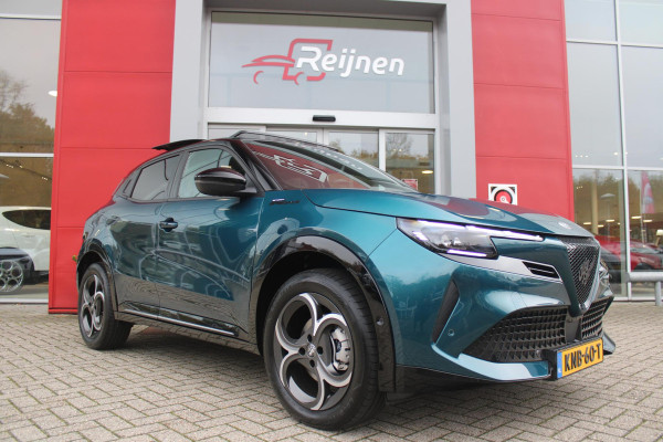 Alfa Romeo junior ELETTRICA SPORT SPECIALE 156PK 54 kWh | PANORAMA SCHUIF/KANTEL DAK | TECHNO PACK: (LED MATRIX KOPLAMPEN, DRAADLOZE TELEFOONLADER, DODEHOEK DETECTIE, PARKEERSENSOREN VOOR ACHTER EN ZIJKANT, NAVIGATIE, ELEKTRISCH BEDIENBARE ACHTERKLEP, KEYLESS ENTRY, ADAPTIVE CRUISE CONTROL, ACHTERUITRIJ CAMERA) | SPORT SPECIALE BEKLEDING MET ALCANTARA | WAMRTEPOMP! | VERWARMBARE VOORSTOELEN | VERWARMBARE VOORRUIT | NAVIGLI BLUE MET ZWART DAK | 18" LICHTMETALEN VELGEN "FOGRI" | GRILL "LEGGENDA" | 100 KW DC SNELLADER | 3-FASE | ELEKTRISCH VERSTELBARE BESTUURDERSSTOEL MET MASSAGE FNCTIE |