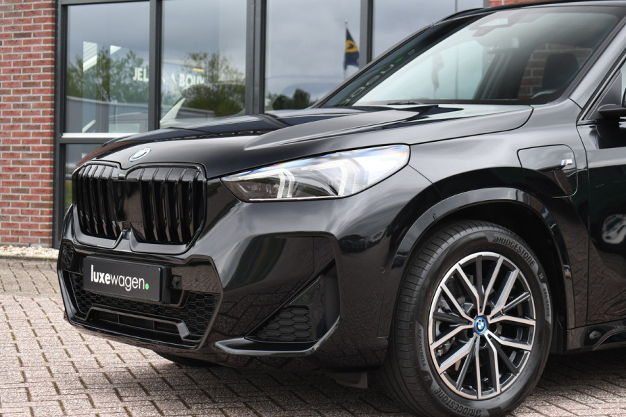 BMW iX1 xDrive30 M-Sport Pano DA-Prof 360 H/K HUD E-zetel+Massage