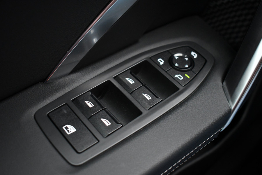 BMW iX1 xDrive30 M-Sport Pano DA-Prof 360 H/K HUD E-zetel+Massage