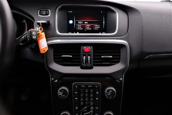 Volvo V40 2.0 D2 Inscription | Full-LED | Panorama | Volleder | Camera | Navigatie | Keyless | On-Call | Stoelverwarming | Memory | Standk