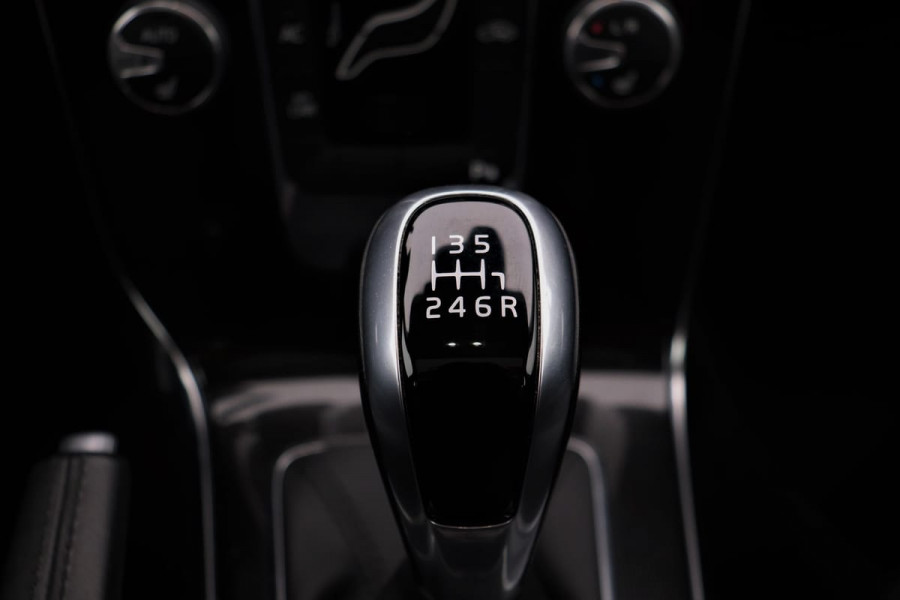 Volvo V40 2.0 D2 Inscription | Full-LED | Panorama | Volleder | Camera | Navigatie | Keyless | On-Call | Stoelverwarming | Memory | Standk