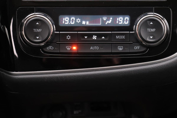 Mitsubishi Outlander 2.0 PHEV Instyle *All-in prijs* | Xenon | Navigatie | Schuif-/kanteldak | Volleder | Stoelverwarming | Privacy glass