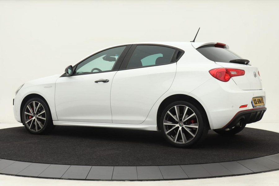 Alfa Romeo Giulietta 1.4 Turbo MultiAir 170pk Super Aut. | DAB | Dealer onderhouden | Navigatie | Climate control | Alcantara | PDC | Lichtmetalen ve