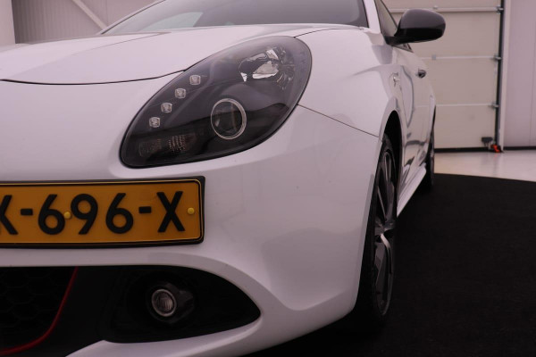 Alfa Romeo Giulietta 1.4 Turbo MultiAir 170pk Super Aut. | DAB | Dealer onderhouden | Navigatie | Climate control | Alcantara | PDC | Lichtmetalen ve