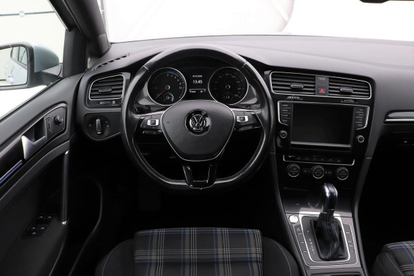 Volkswagen Golf e-Golf *All-in Prijs*| GTE stoelen | Full LED | Discover Pro navigatie | Stoelverwarming | Camera | Keyless