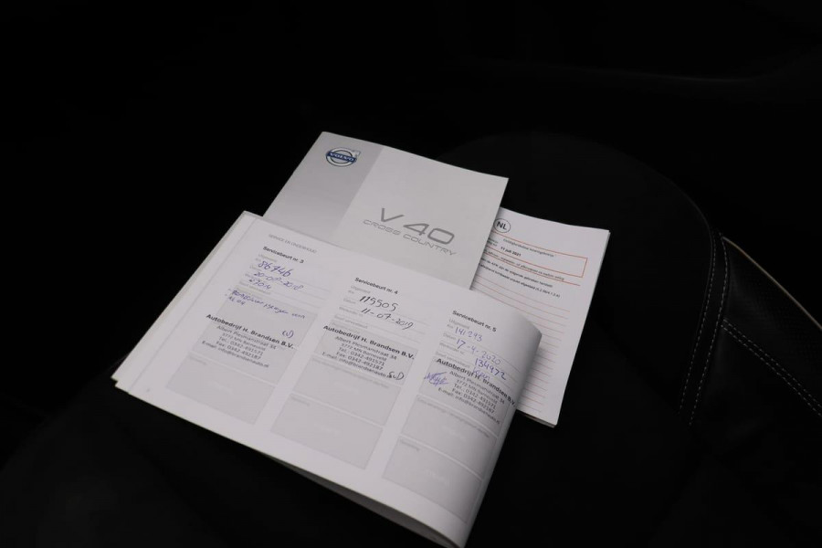 Volvo V40 2.0 D2 R-Design | Xenon | Navigatie | Climate control | Stoelverwarming | PDC | Voorruitverwarming | Afn. trekhaak