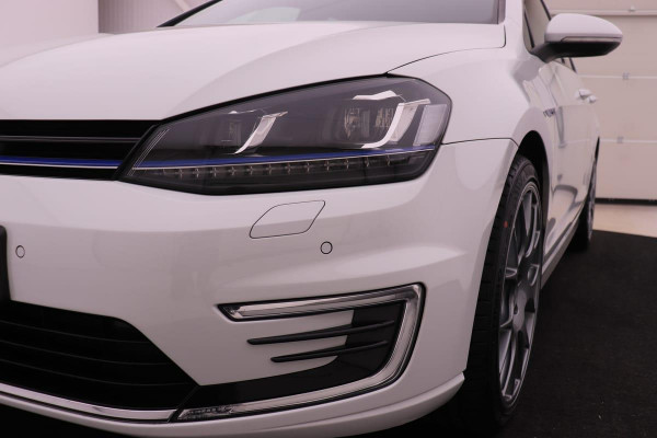 Volkswagen Golf 1.4 TSI GTE *Excl. BTW* | Panoramadak | Full LED | Navigatie | 19" BBS | PDC v+a
