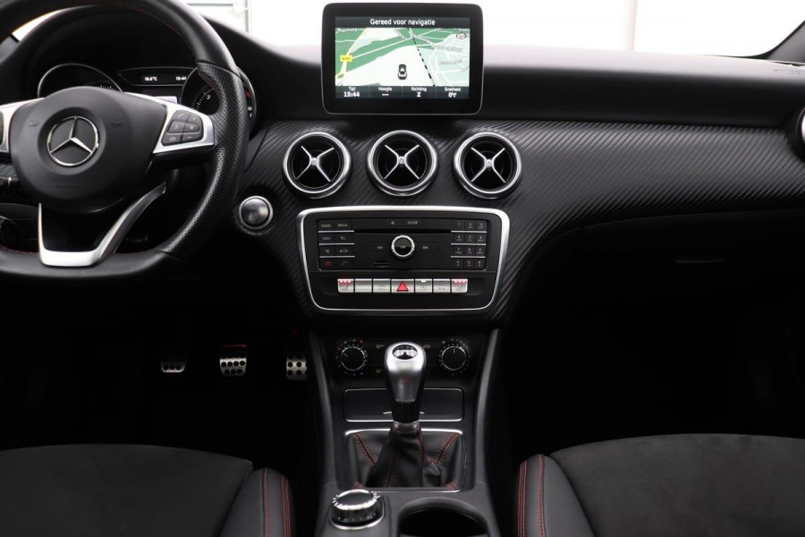 Mercedes-Benz A-Klasse 180d Ambition | AMG Line | Panoramadak | Full-LED | Navigatie | Keyless | Stoelverwarming