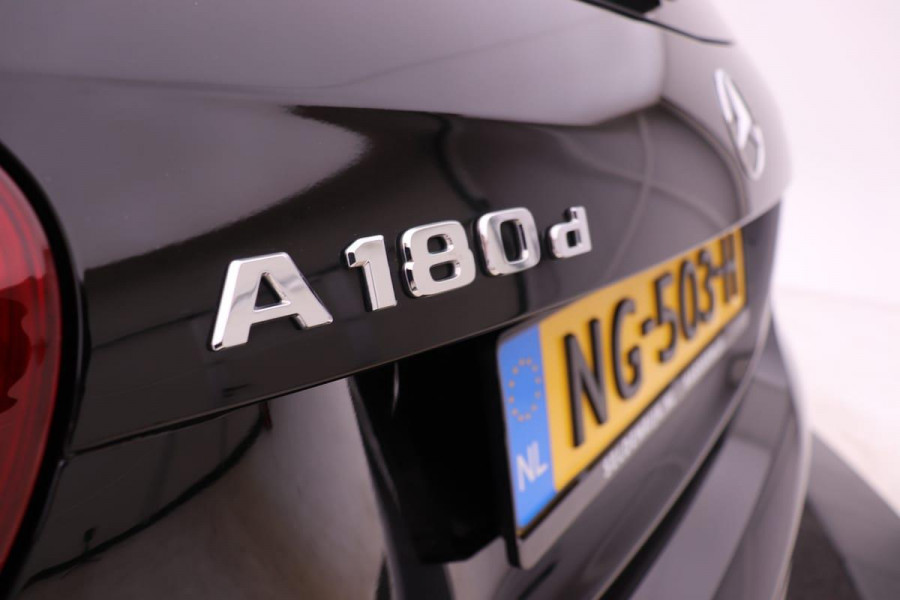 Mercedes-Benz A-Klasse 180d Ambition | AMG Line | Panoramadak | Full-LED | Navigatie | Keyless | Stoelverwarming