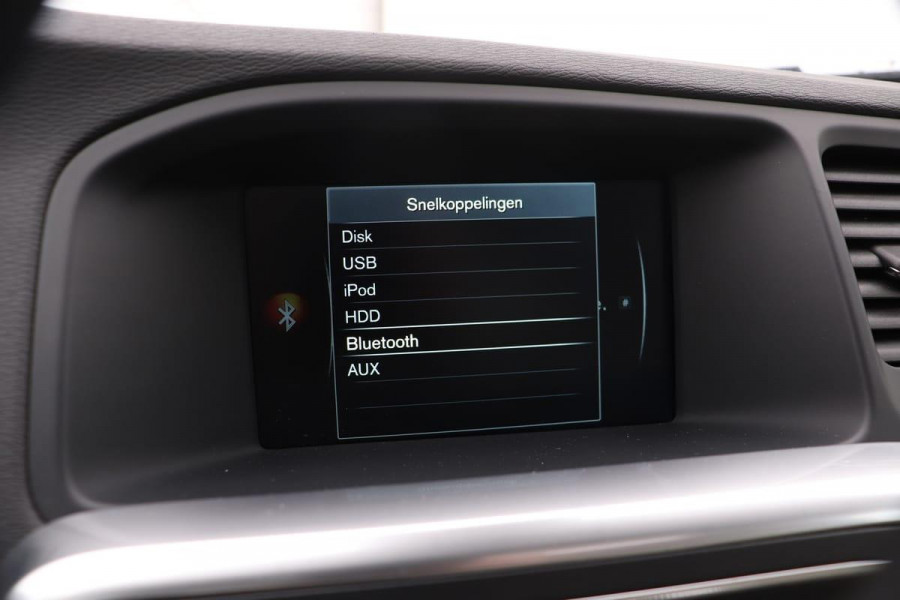 Volvo V60 2.4 D5 Plug-In Special Edition *Excl. BTW* | Xenon | Volleder | Navigatie | Trekhaak